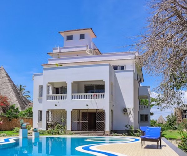 Luxury 4 Bedroom Villa with Swimming Pool in Colomb